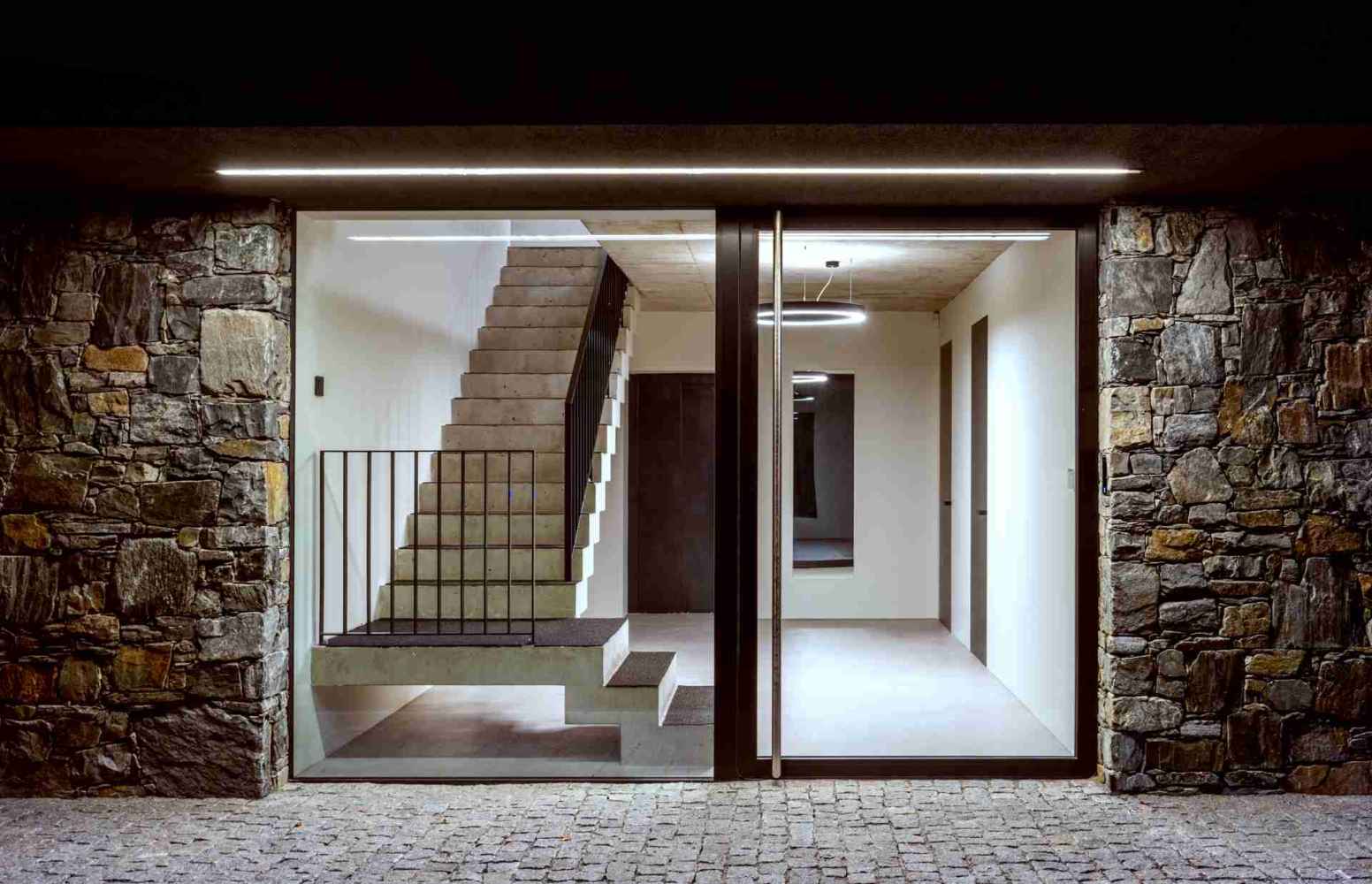 Kombinace lineárního a kruhového svítidla o stejné šířce může být elegantní řešení do každého moderního prostoru.