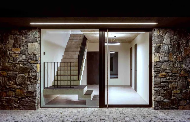 Kombinace lineárního a kruhového svítidla o stejné šířce může být elegantní řešení do každého moderního prostoru.