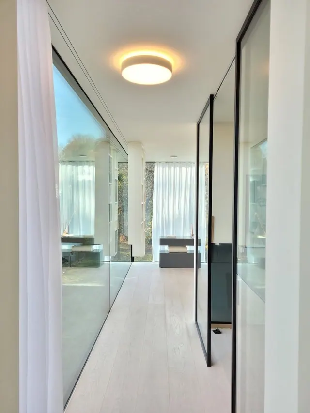 Kruhové svítidlo Halla Rundo, hliníkový rámeček, čistý design, příjemně svítí a hlavně neoslňuje.
