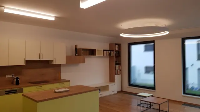 Moderní osvětlení obývacího pokoje doplněné o stylové osvětlení kuchyně a jídelního stolu. Smart osvětlení na míru.